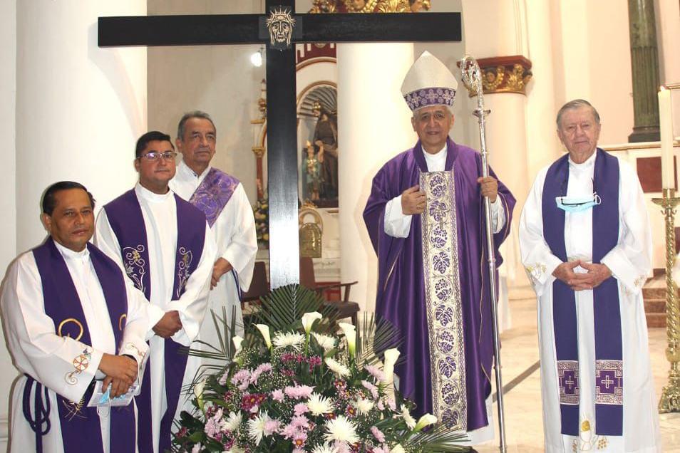 Erzbischof Orlando Roa Barbosa und Konzelebranten unter einer Replik des Aachener Friedenskreuzes in der Kathedrale von bei der Aussendung des diözesanen Pilgerweges mit dem Aachener Friedenskreuz.