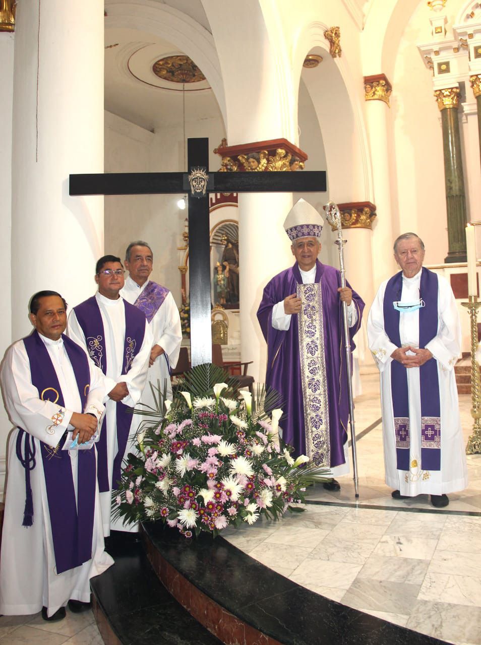 Erzbischof Orlando Roa Barbosa und Konzelebranten unter einer Replik des Aachener Friedenskreuzes in der Kathedrale von bei der Aussendung des diözesanen Pilgerweges mit dem Aachener Friedenskreuz.